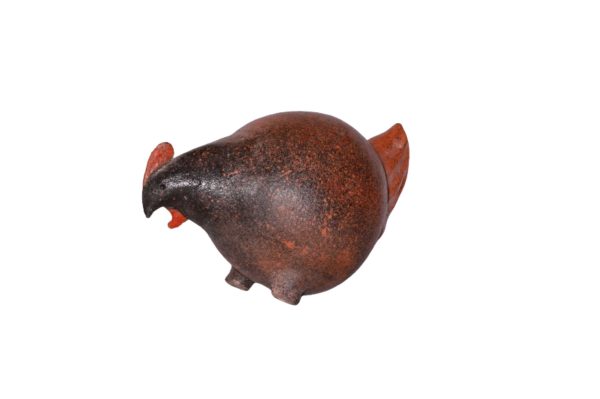 statuetta di gallina scura