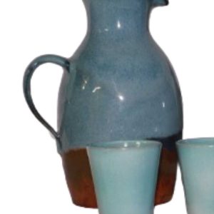 blaue und braune Karaffe