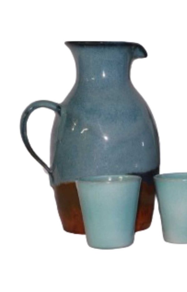 blaue und braune Karaffe