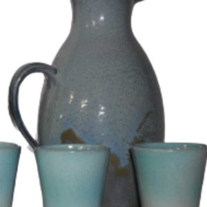 blaue und graue Karaffe