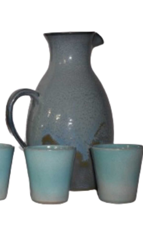 blaue und graue Karaffe